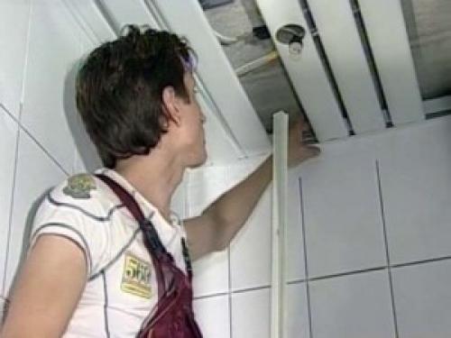 Демонтаж панелей ПВХ с потолка. Как разобрать пластиковый потолок своими руками?