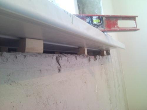 Как установить подоконник. Установка подоконной доски по уровню