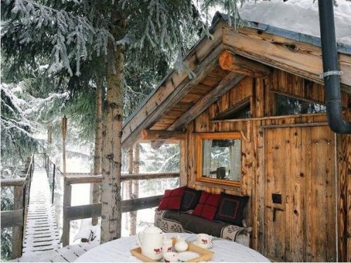 Избушка на дepeвe во Франции 06