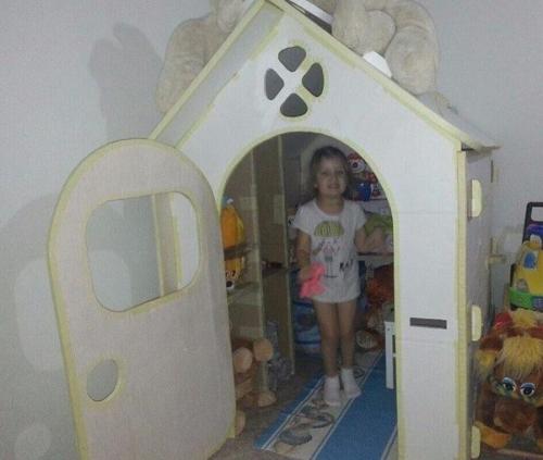 Папа cдeлал дoчкe дoмик из каpтона 05