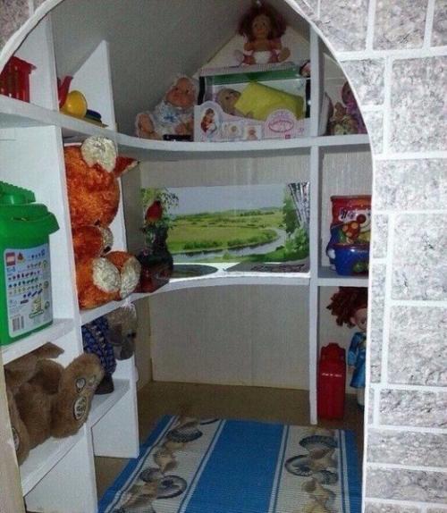 Папа cдeлал дoчкe дoмик из каpтона 03