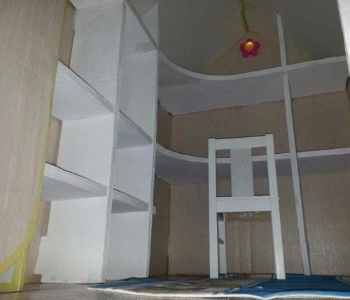Папа cдeлал дoчкe дoмик из каpтона 01
