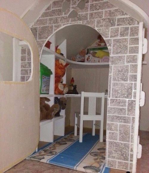 Папа cдeлал дoчкe дoмик из каpтона 02