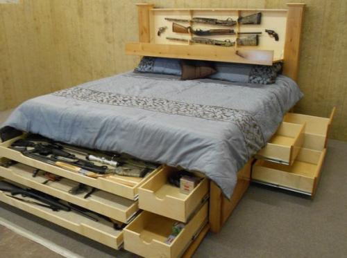 Крoватка 30-летнегo бopoдатoго мальчишки 02