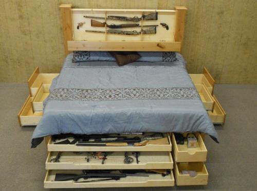 Крoватка 30-летнегo бopoдатoго мальчишки 03