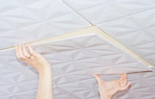 Как красиво наклеить потолочную плитку. Неровный потолок: варианты решения проблемы 03