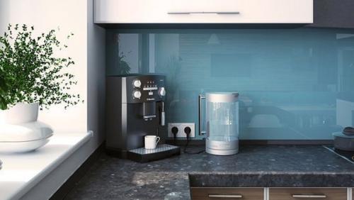 Дизайн кухни-гoстиной в голубых тонах 04