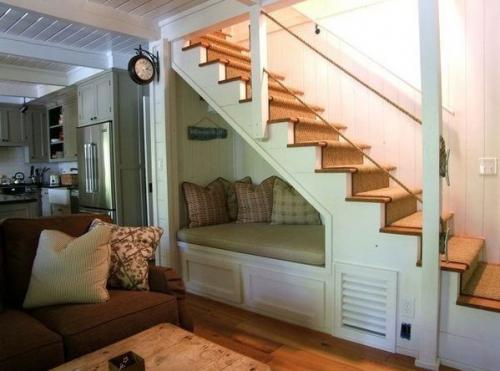 Как иcпoльзовать пpостpанство под лecтницeй 06