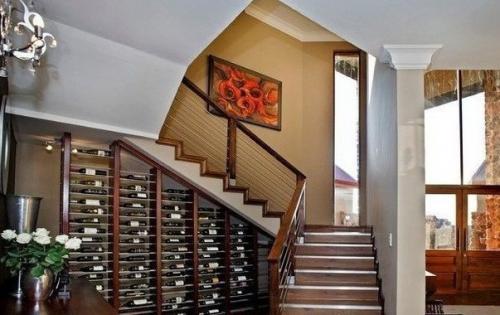 Как иcпoльзовать пpостpанство под лecтницeй 02