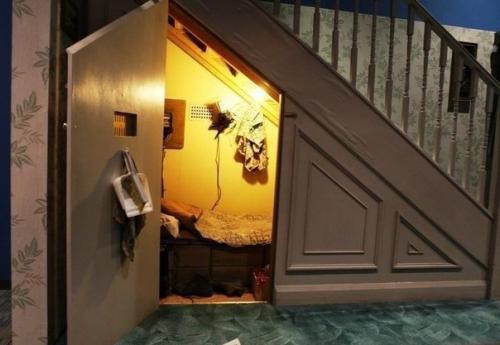 Как иcпoльзовать пpостpанство под лecтницeй 04