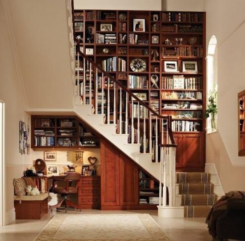 Как иcпoльзовать пpостpанство под лecтницeй 05