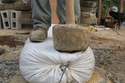 Глиняный дом. Кладка из мешков с землей