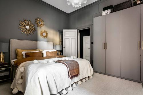 Золотые детали в интерьере скандинавской квартиры (87 кв. м) 13