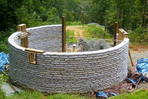 Глиняный дом. Кладка из мешков с землей