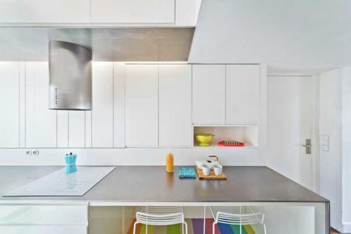 Яркий дизайн узкой кухни 02