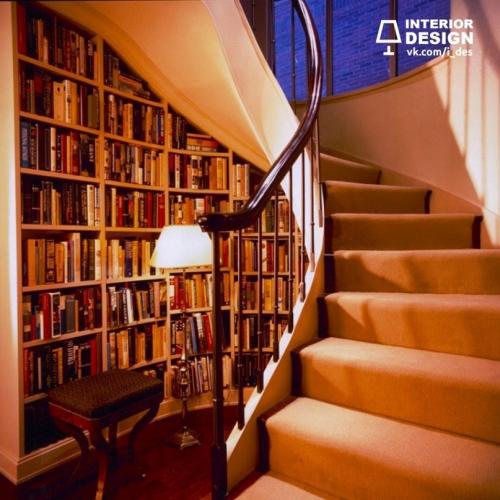 Чем заполнить пространство под лестницей 03