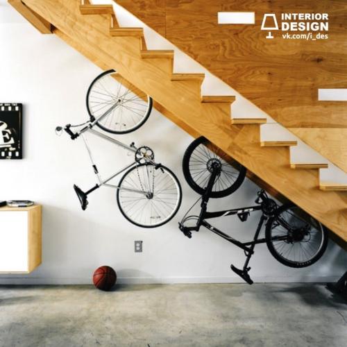 Чем заполнить пространство под лестницей 01