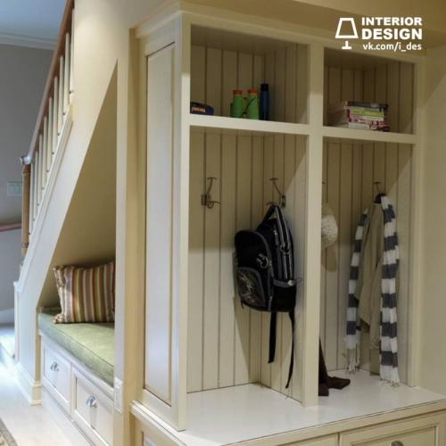 Чем заполнить пространство под лестницей 02