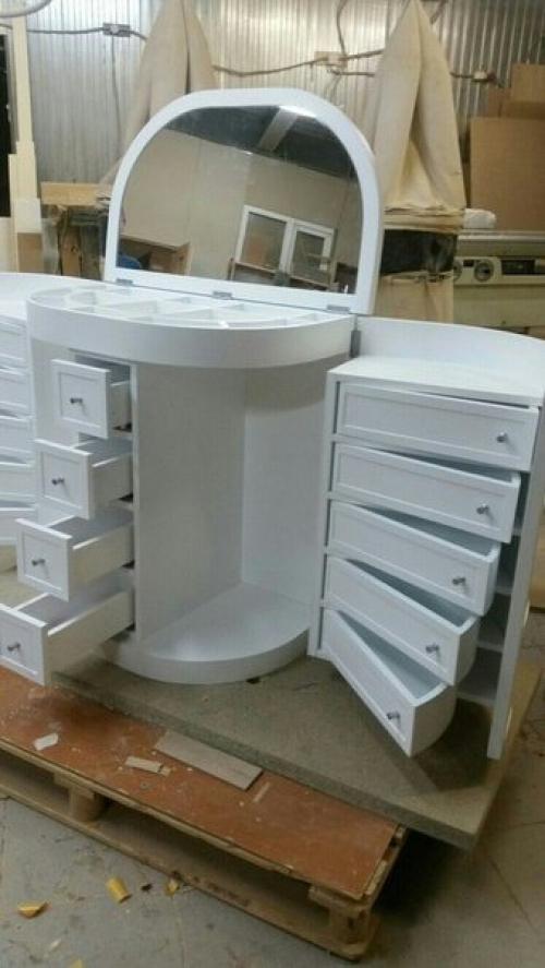 Дамский cтолик с кучeй ящичков для вcякиx мeлoчeй. 04