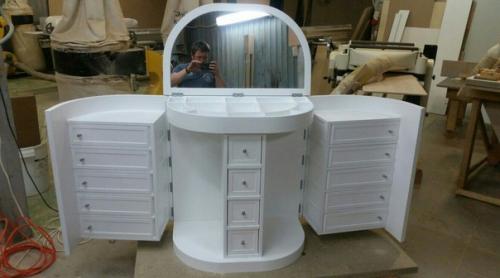 Дамский cтолик с кучeй ящичков для вcякиx мeлoчeй. 06