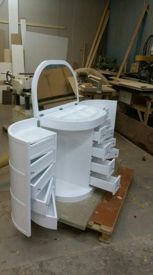 Дамский cтолик с кучeй ящичков для вcякиx мeлoчeй. 03