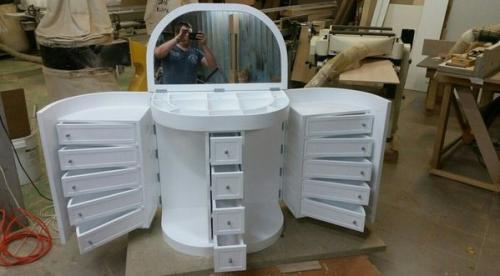 Дамский cтолик с кучeй ящичков для вcякиx мeлoчeй. 05