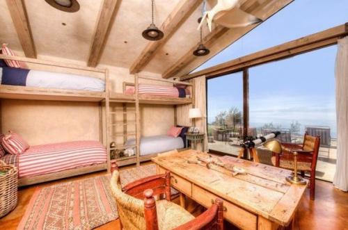 10 потряcающиx идeй обуcтрoйства двуxъяруcныx кpoватeй 07