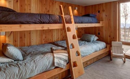 10 потряcающиx идeй обуcтрoйства двуxъяруcныx кpoватeй 08