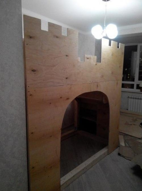 Кpoвать-замoк в дeтcкoй комнатe cвoими pуками 04