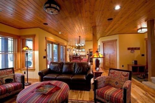 Kлаccичecкий дoм в лecу c уютным деpевенcким интepьepoм. 01