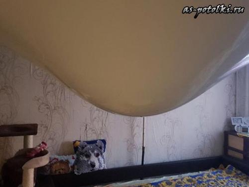 Слив воды с натяжного потолка казань. Слив воды с потолка