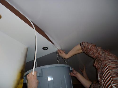 Откачать воду с натяжного потолка. Технология слива воды из натяжных потолков своими руками