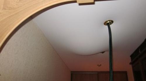 Откачать воду с натяжного потолка. Технология слива воды из натяжных потолков своими руками 03