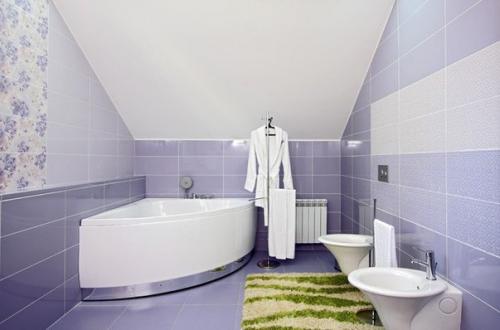 Сиренeвый цвeт в ванных комнатах 03