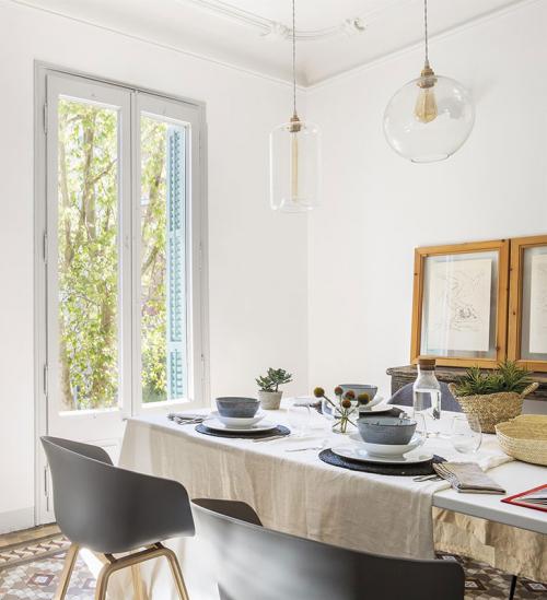 Белая квартира с красивым настенным декором 04