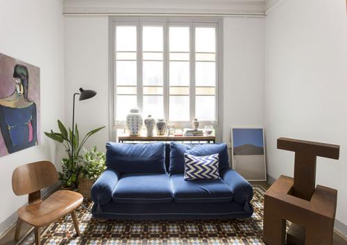 Белая квартира с красивым настенным декором 10