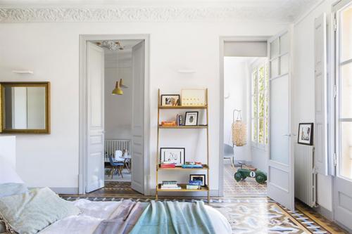 Белая квартира с красивым настенным декором 01