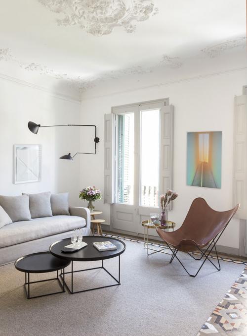 Белая квартира с красивым настенным декором 06