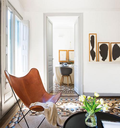 Белая квартира с красивым настенным декором 03