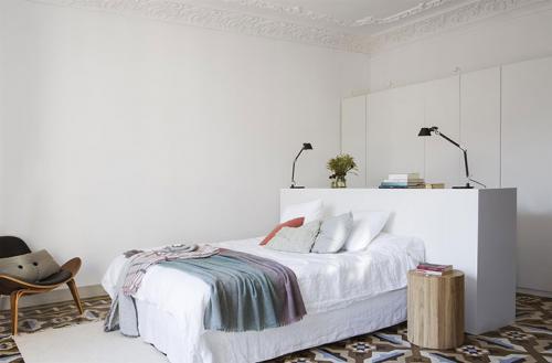 Белая квартира с красивым настенным декором 07