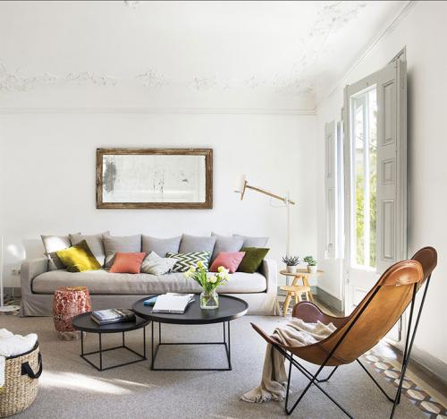 Белая квартира с красивым настенным декором 02