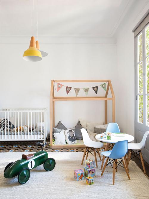 Белая квартира с красивым настенным декором 08