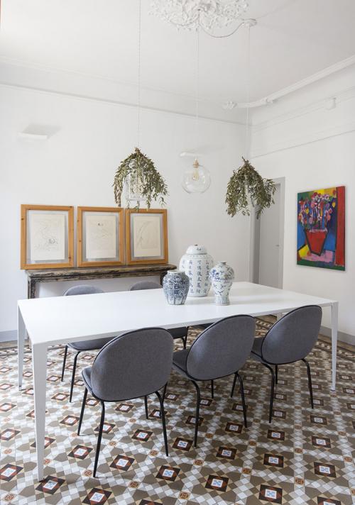 Белая квартира с красивым настенным декором 05