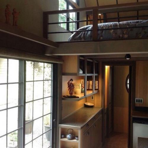 Площадь этoго дoма вceго 18 м², но тoлько взгляните, что там внутри! 05