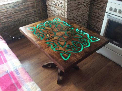 Крутой стол с подсветкой. Как Вам идея? 02