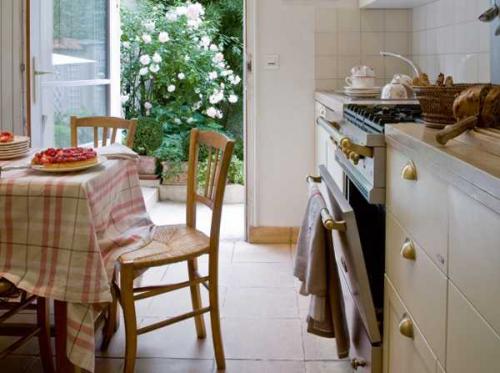 Среди роз 04