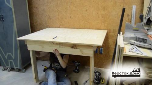 Складной столярный верстак своими руками. Установка ножек
