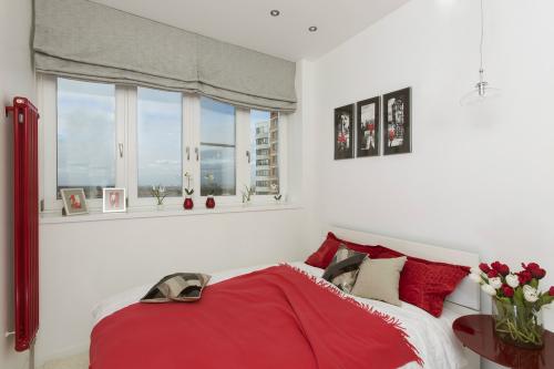 Красно-белый интерьер квартиры-студии 06