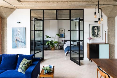 Яркая современная квартира с видом на реку 02