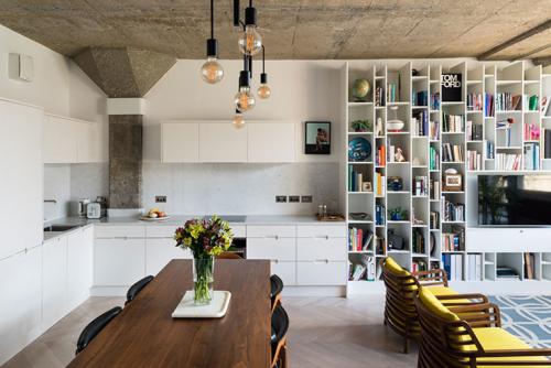 Яркая современная квартира с видом на реку 07